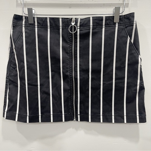 Volcom Frochickie Stripe Mini Skirt Zipper Front Black White Size Medium - Picture 3 of 12
